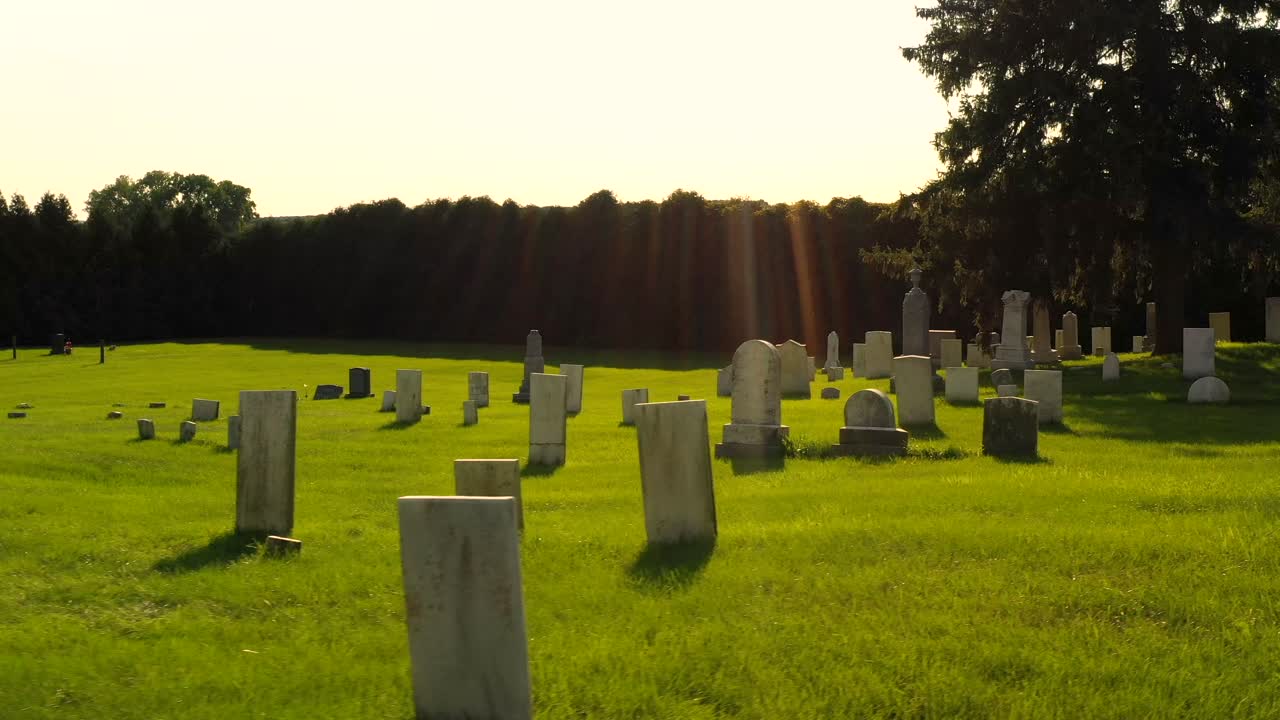 paso de drones y ascensión en el cementerio de gorham