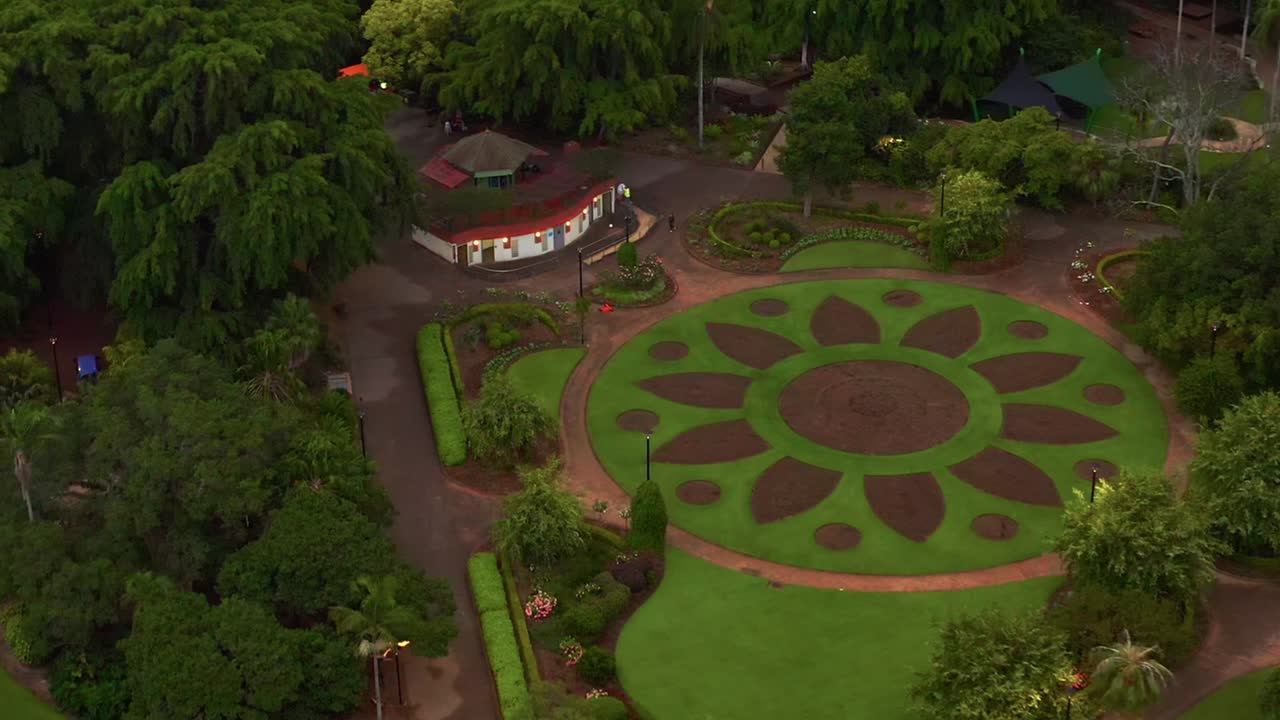 vista aérea de los jardines botánicos de la ciudad de brisbane círculo de flores y baños públicos, qld australia