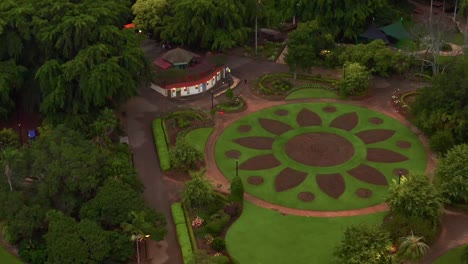 Vista-Aérea-De-Los-Jardines-Botánicos-De-La-Ciudad-De-Brisbane-Círculo-De-Flores-Y-Baños-Públicos,-Qld-Australia