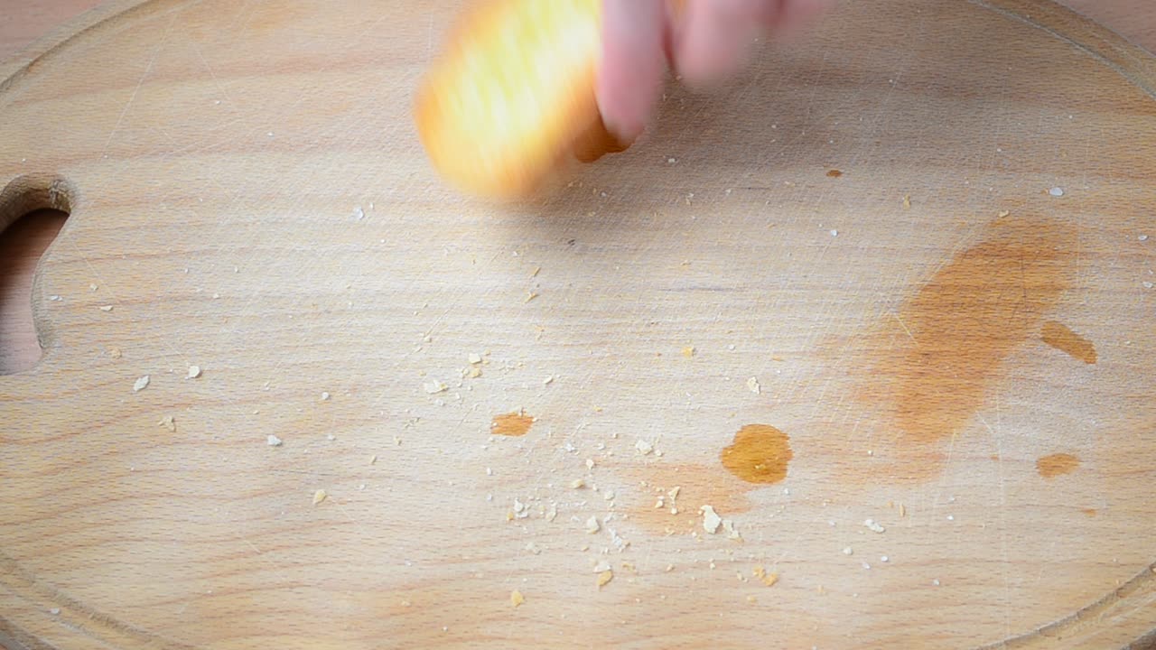 Ekmek ve zeytinyağı. Masa üzerinde yemek pişirme.