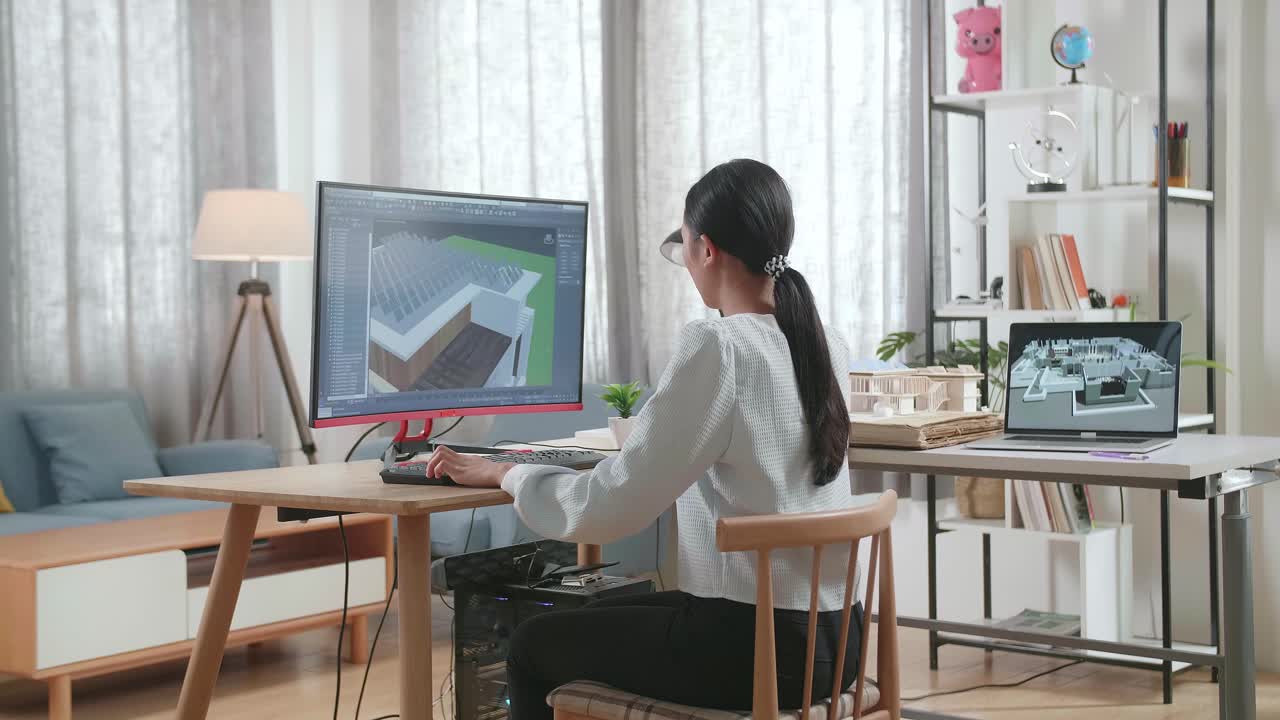 아시아 여성 엔지니어가 집에서 데스크에서 작업하는 동안 태양 전지판으로 3d 집을 설계합니다.