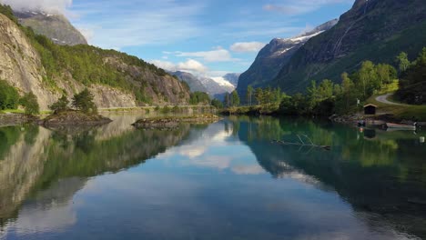 Hermosa-Naturaleza-Noruega-Paisaje-Natural-Lago-Lovatnet.