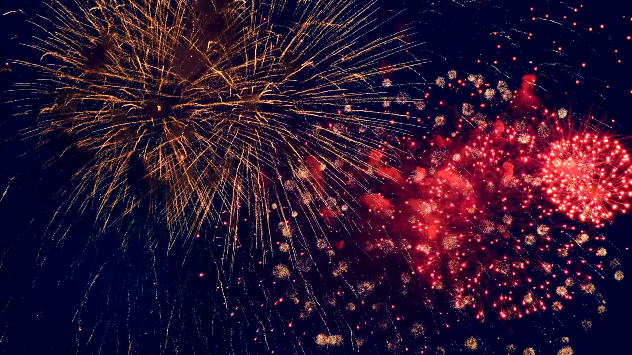 los fuegos artificiales rojos. grandes petardos estallan en el cielo durante la celebración.