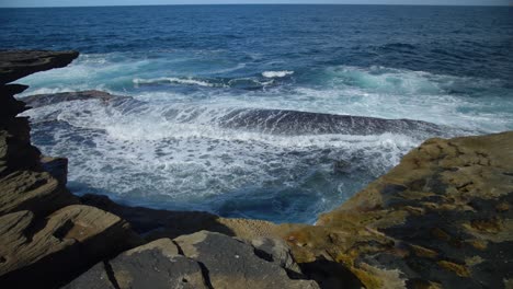 Olas-Del-Océano-Salpicando-En-La-Costa-Rocosa---Suburbios-Del-Este-En-Sydney,-Nueva-Gales-Del-Sur,-Australia