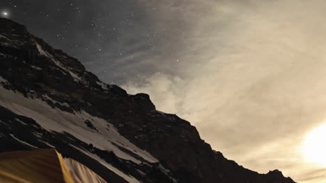 Aconcagua-Zeitraffer-Nacht:-Sterne-Tanzen-Am-Himmel-Mit-Zelt-1