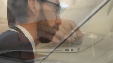 Animación-De-Manos-Usando-Una-Computadora-Portátil-Durante-Una-Lluvia-De-Ideas-De-Empresarios-Escribiendo-Notas