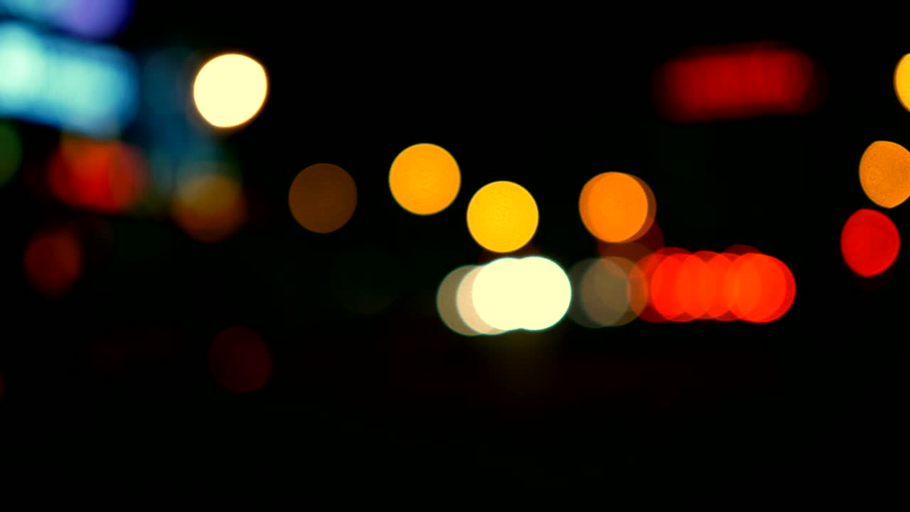 luces desenfocadas calle de los ángeles resumen. fondo borroso de la ciudad. círculos de bokeh en movimiento del tráfico nocturno.