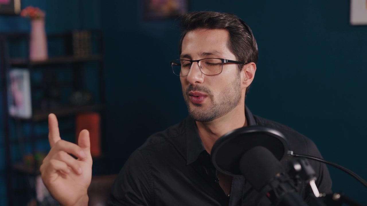 Uomo che parla al microfono durante la registrazione di un podcast.