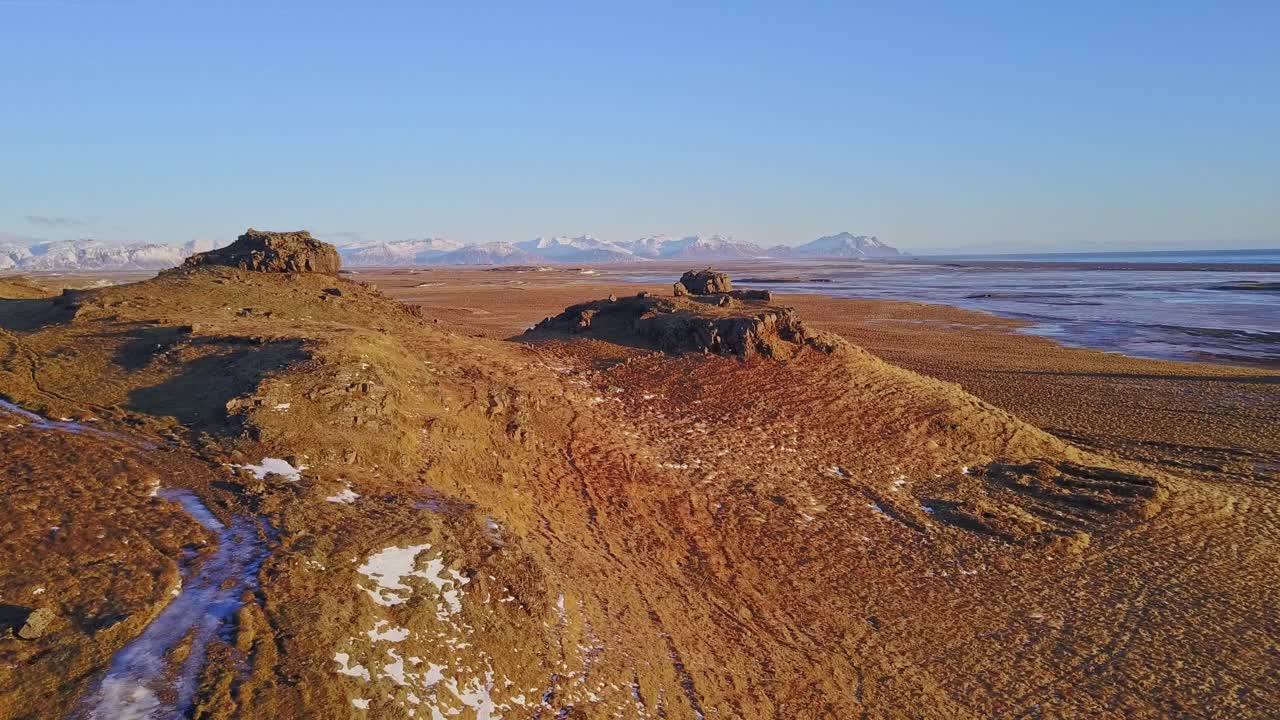 el paisaje pintoresco de islandia con panorámica cinematográfica aérea con cielos azules a lo largo de la costa