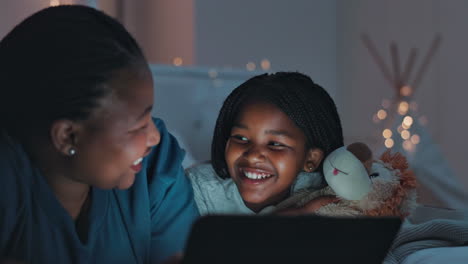 dormitorio, noche y niña con la madre