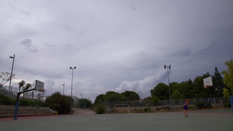 un adolescente jugando al baloncesto