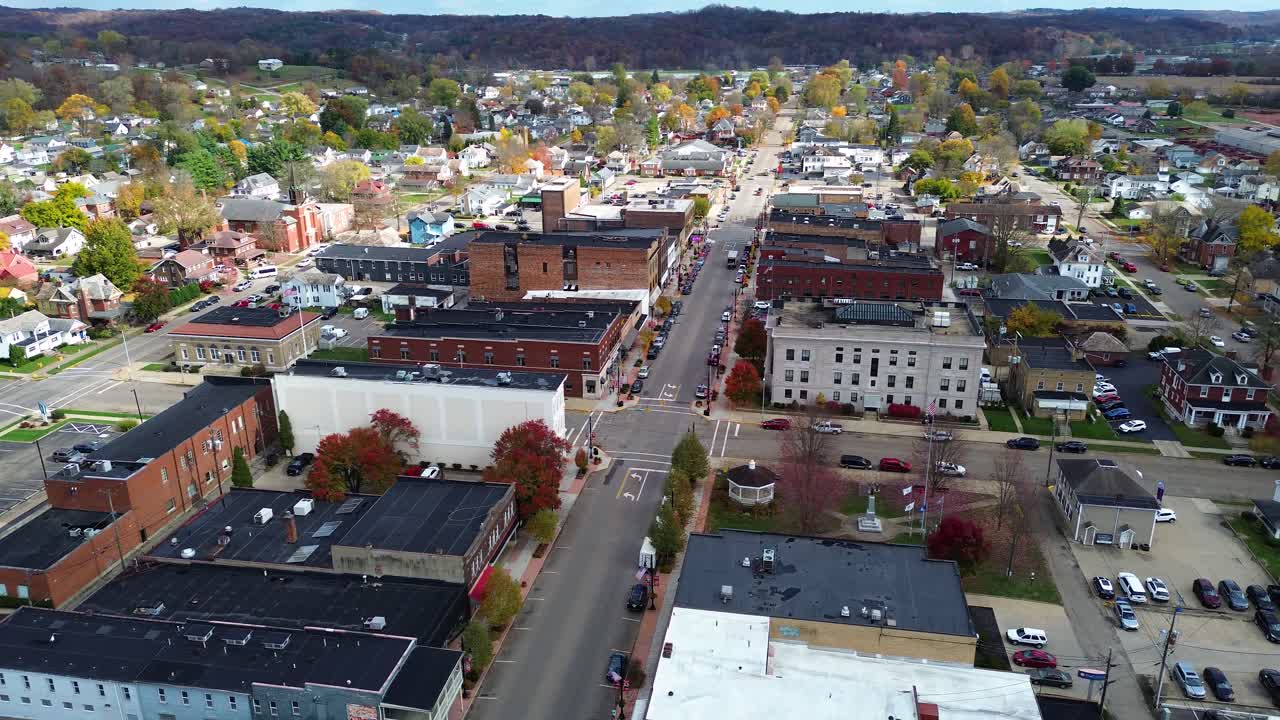logan, ohio, imágenes aéreas de drones del centro de la ciudad y los alrededores