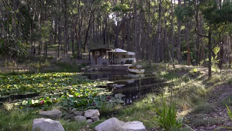 Schöne-Abgelegene-Hütte-An-Einem-See-Im-Wald,-Erholsamer-Kurzurlaub