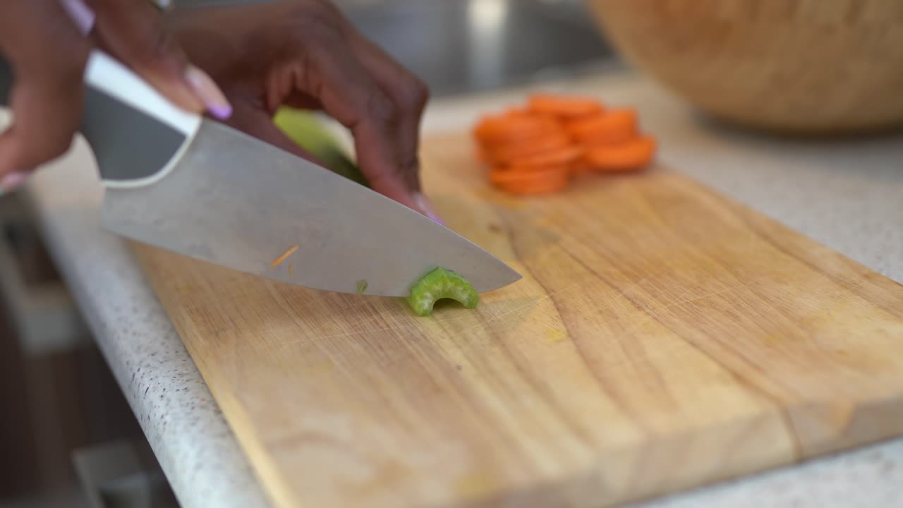 mujer negra preparando ensalada saludable para el almuerzo