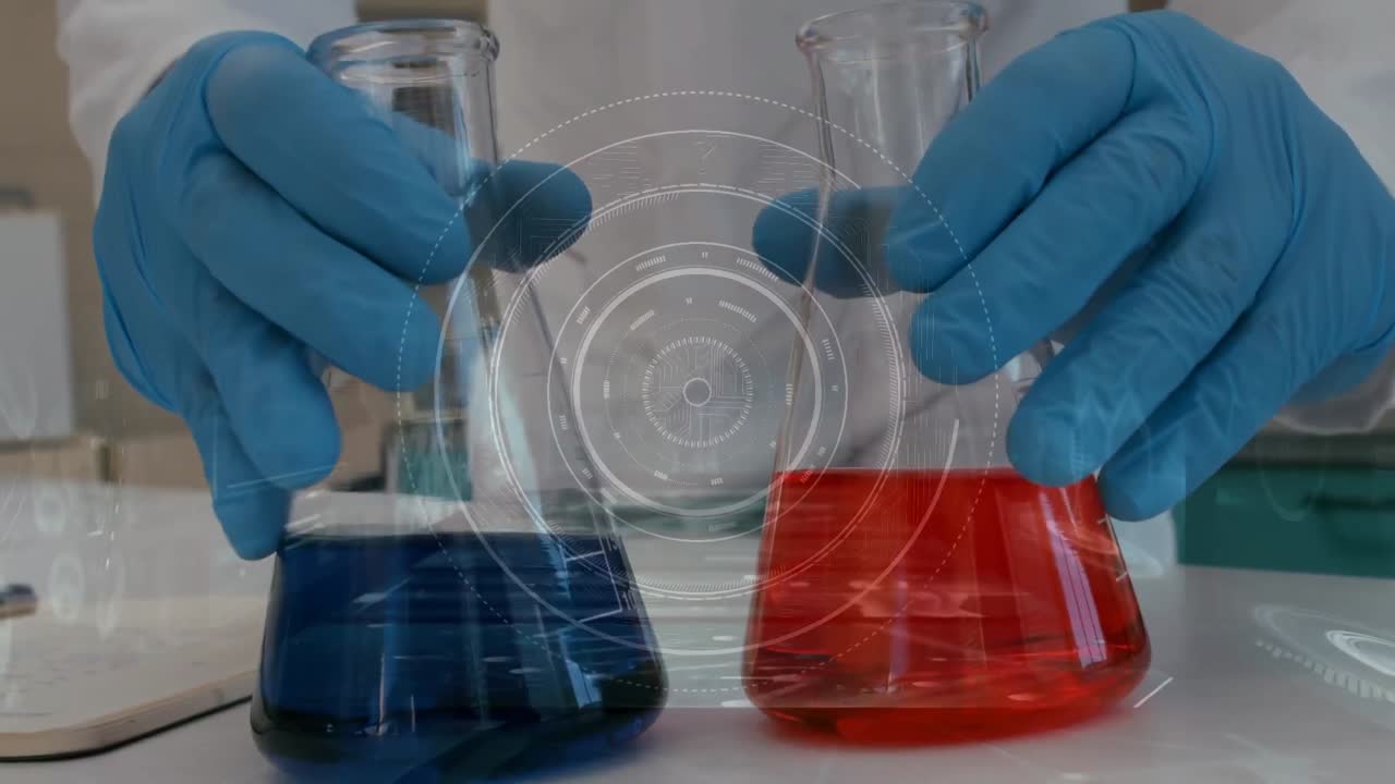 animación de escaneo de alcance y procesamiento de datos sobre la sección media del científico que trabaja en el laboratorio