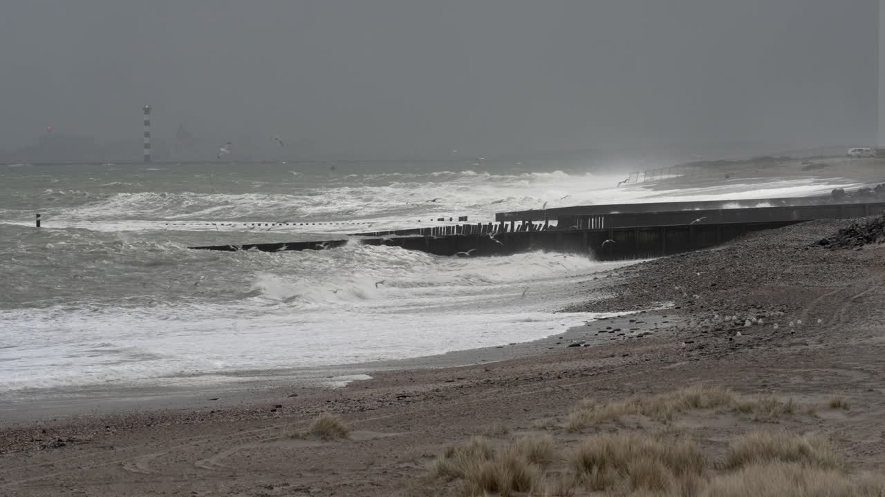 폭풍의 바다와 해안 풍경