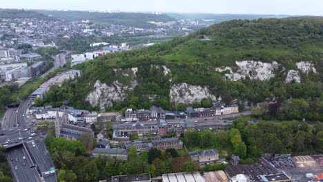 Afloramiento-Rocoso-Sobre-La-Ciudad-De-Rouen-Con-Mirador-Panorámico-En-órbita-Aérea