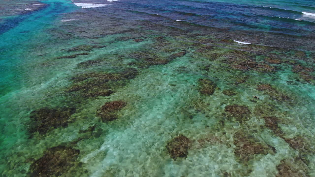 tiro de drone del océano con olas y agua hermosa 4k