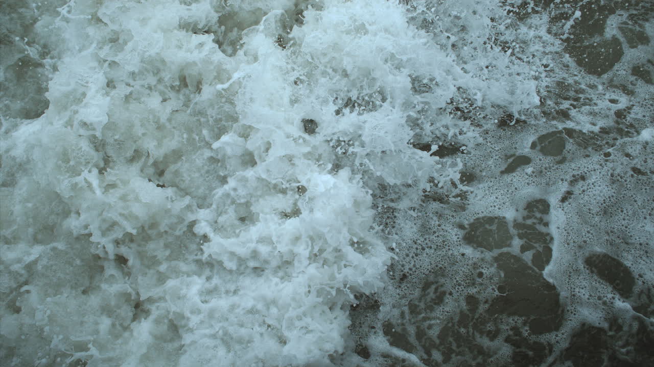 Onda oceanica che si infrange, slow motion cinematico 1000fps.