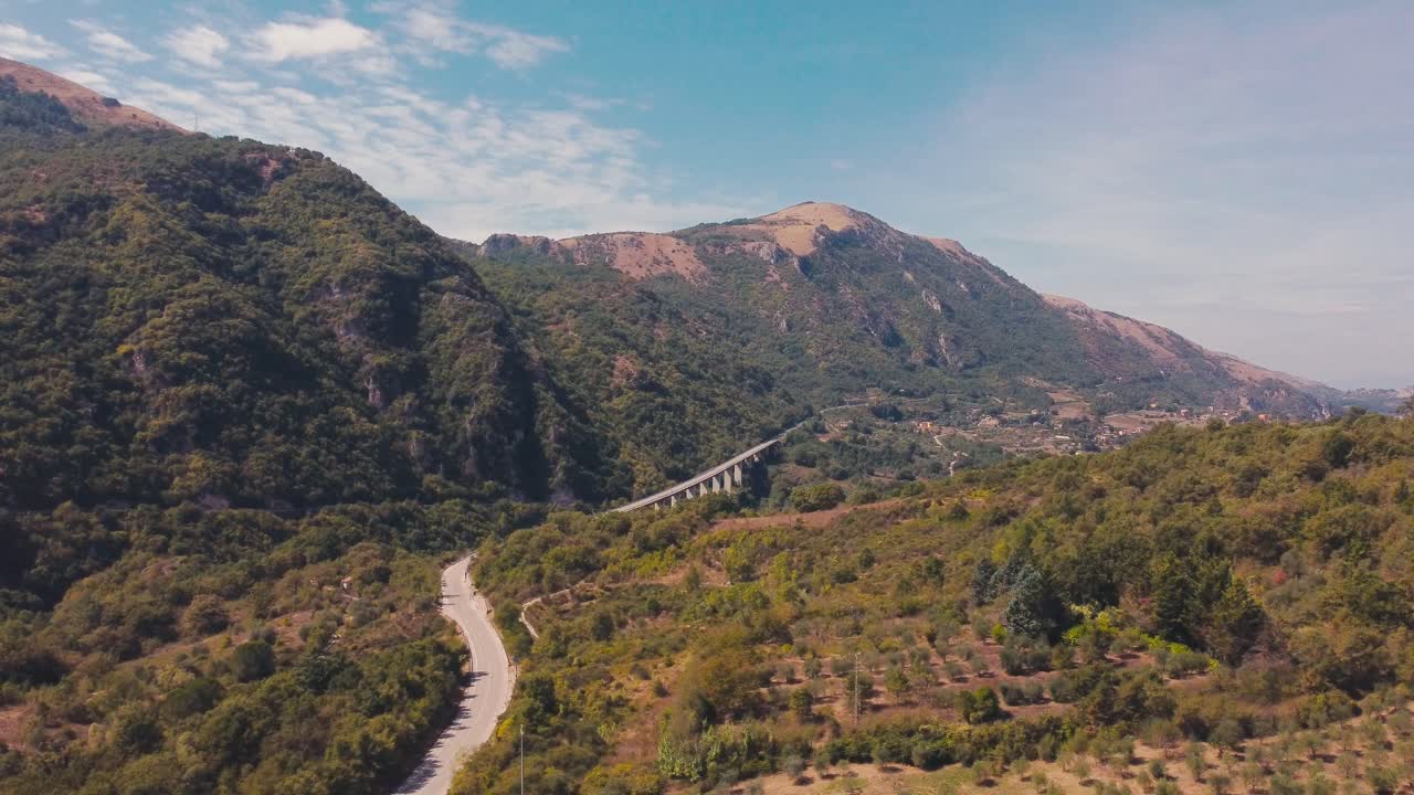 drone volando sobre una vieja ciudad italiana