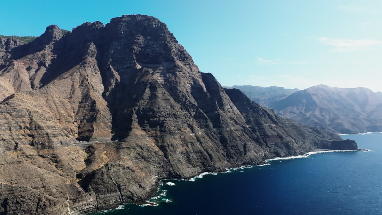 Fantastica veduta aerea viaggiando verso Roque Faneque sulla strada per la città di La Aldea e osservando le grandi montagne e l'oceano