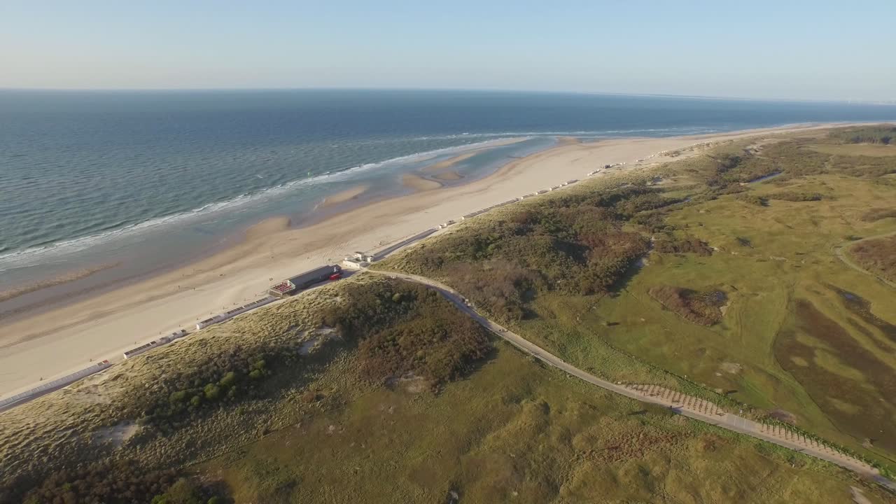 Luchtopname: Het duinnatuurreservaat van Oostkapelle met grazende pony's