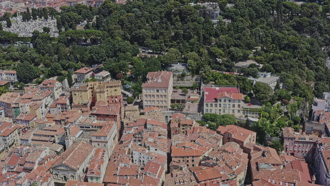 2021년 7월 - 2021년 7월 낮에 오래된 도시 인근에서 쿼티에 뒤 포트 방향으로 드론 비행 캐슬 힐 폭포를 볼 수 있는 멋진 프랑스 공중 v15 조감도