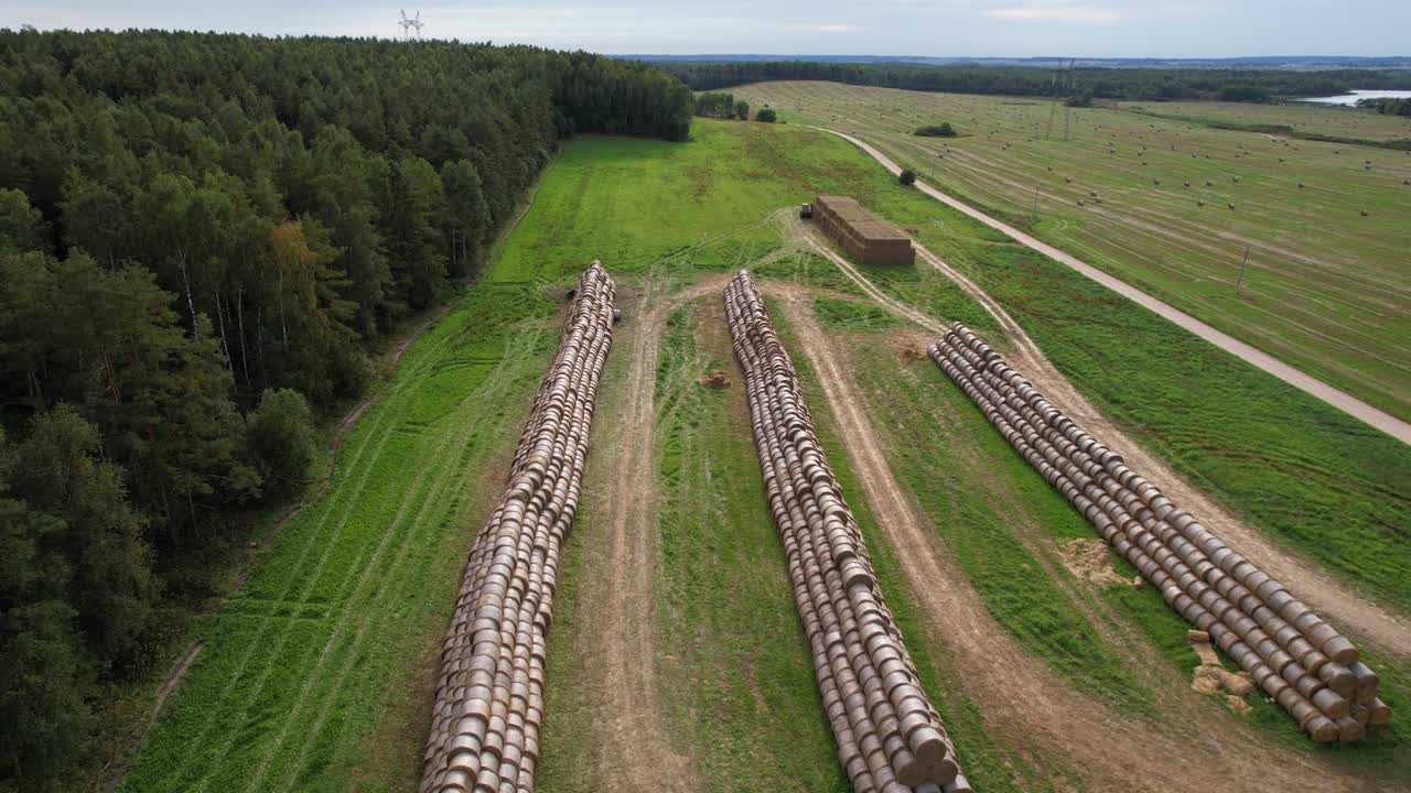 хранение сена в поле возле фермы, взгляд с воздуха. стопы сена, приготовленные для корма животных зимой.