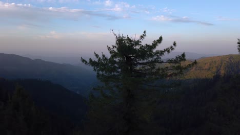 Sonnenaufgang-Auf-Dem-Gipfel-Des-Berges-Mit-Blick-Auf-Das-Tal-Unten