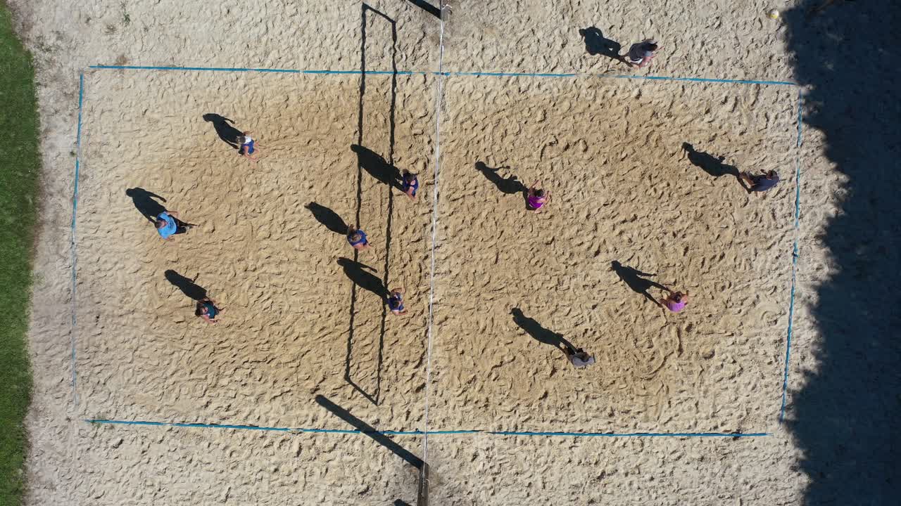 위에서 볼 수 있는 해변 배구 경기