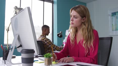 Hombre-Y-Mujer-Trabajando-En-Computadoras