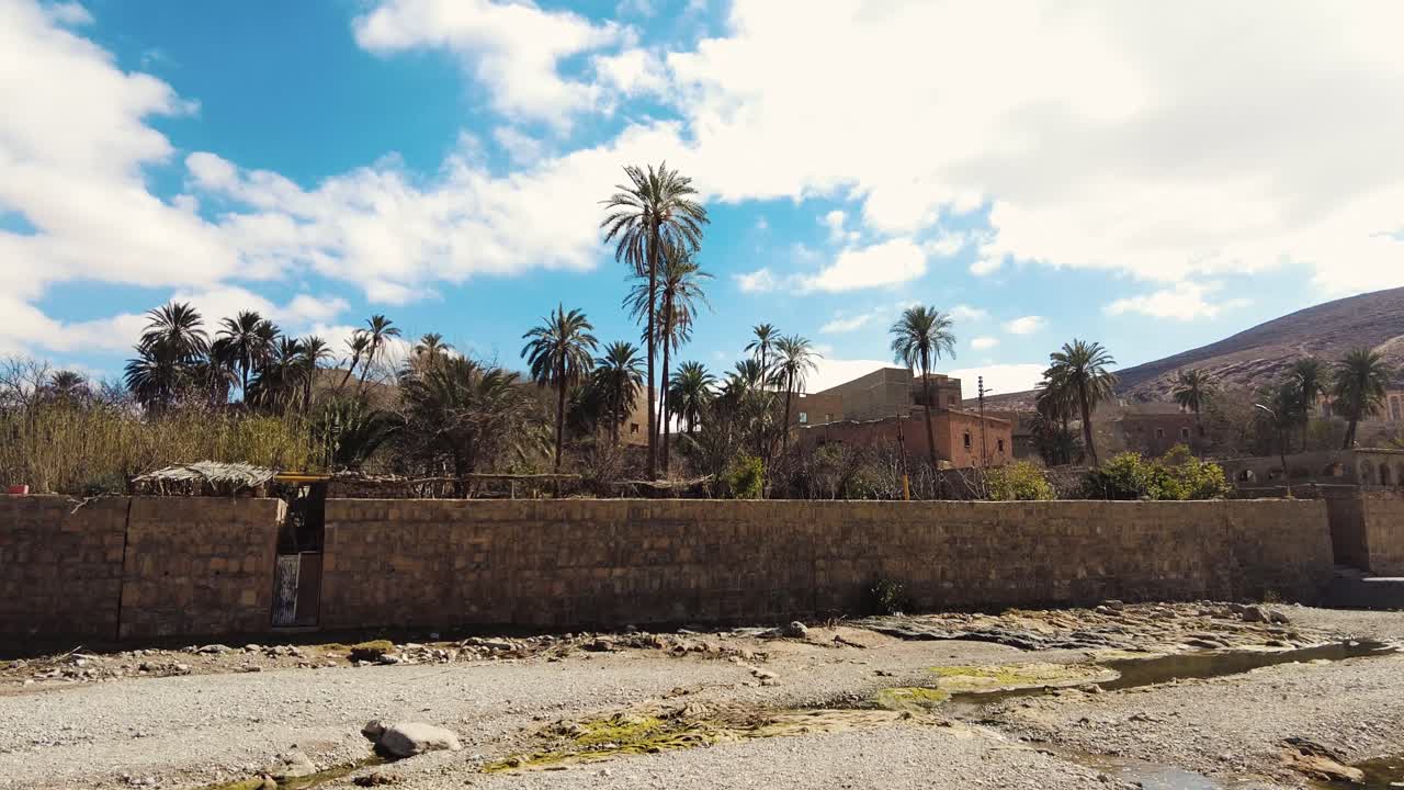 Muro di pietra e argilla in un antico villaggio nel cuore del deserto con case in stile arabo.