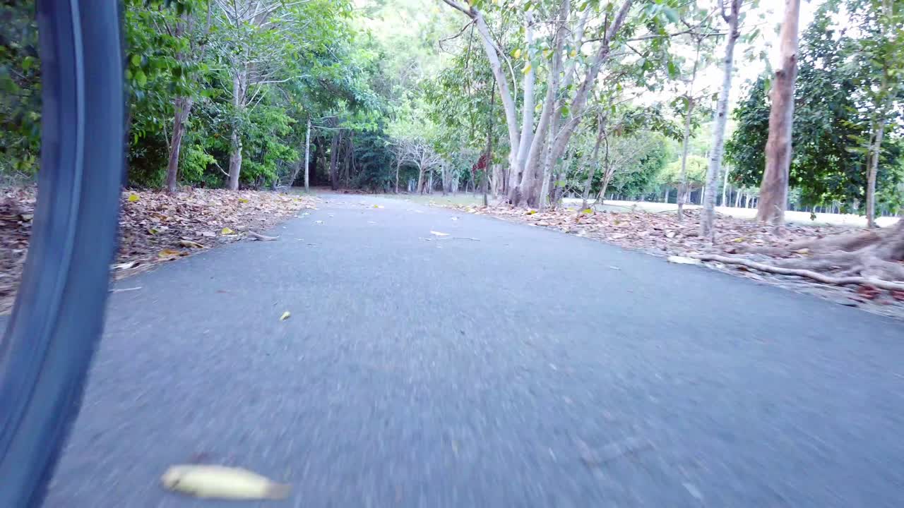 비투멘 경로 에 자전거 를 타고 지상 에서 비투멘 이 움직이는 것 을 보는 것