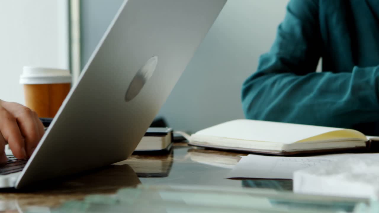 sección media de arquitectos que trabajan en el escritorio 4k