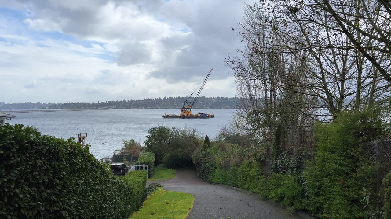 크레인 바지선이 물 위에 멈췄다