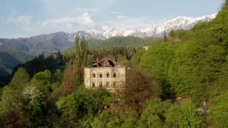 viejo edificio abandonado rodeado de exuberante bosque en las montañas