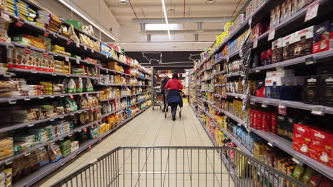 people shopping with a mask during the coronavirus lockdown in italy