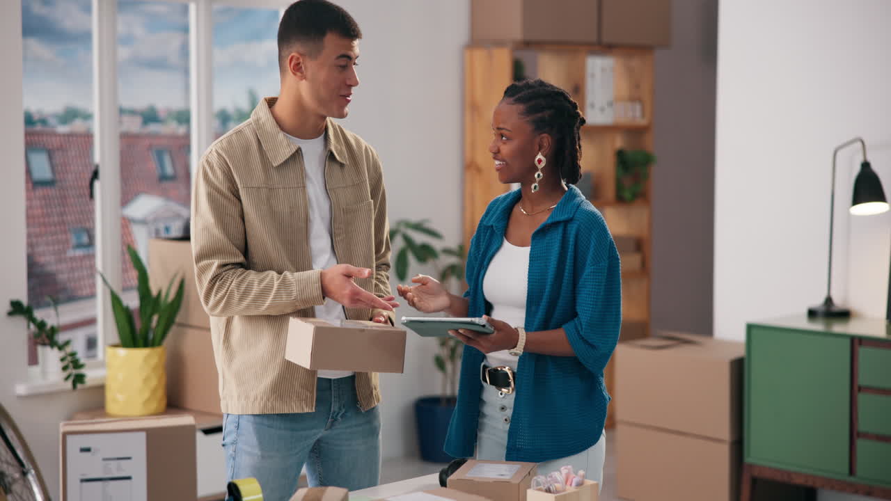 Casal se mudando para um novo apartamento com caixas
