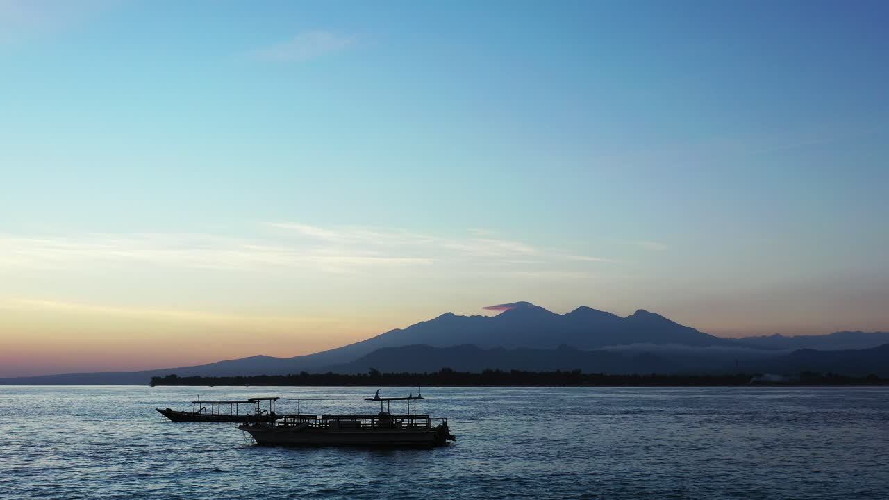 el mar de bahamas con barcos de pesca navegando a través del mar abierto a medio día - toma amplia
