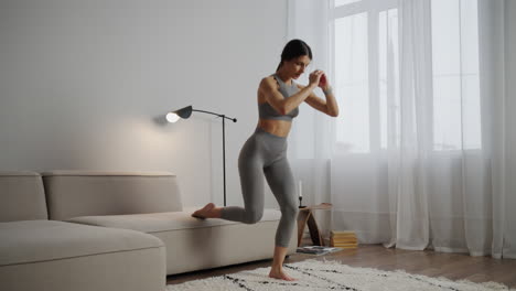 mujer haciendo sentadillas en casa