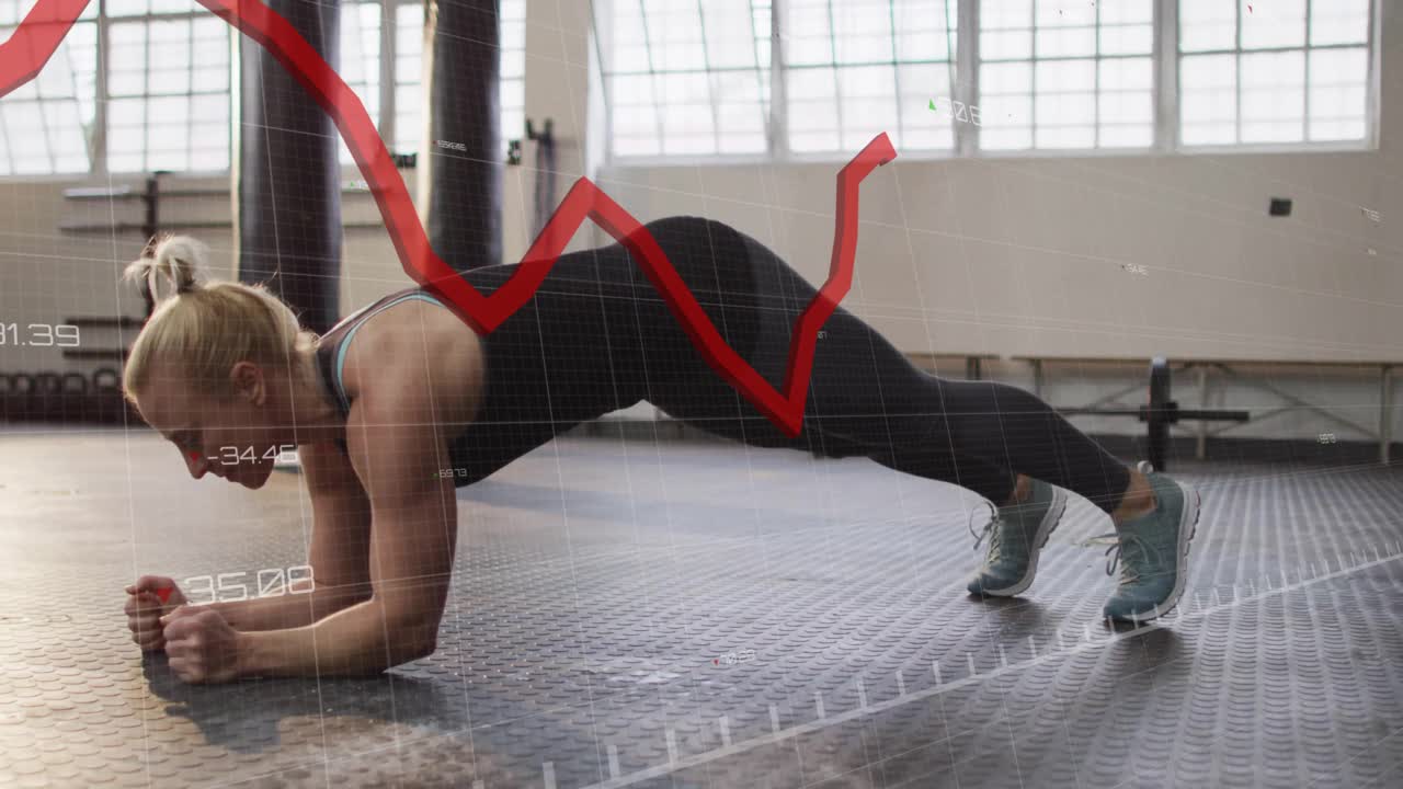Minder üzerinde diz çökmüş kadın, ön kol plank pozisyonuna geçerek fitness metriklerini takip eden kırmızı bir grafiği başlatıyor.