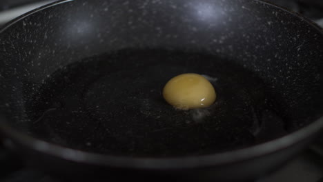 Zwei-Eierschalen-Werden-In-Die-Pfanne-Geknackt