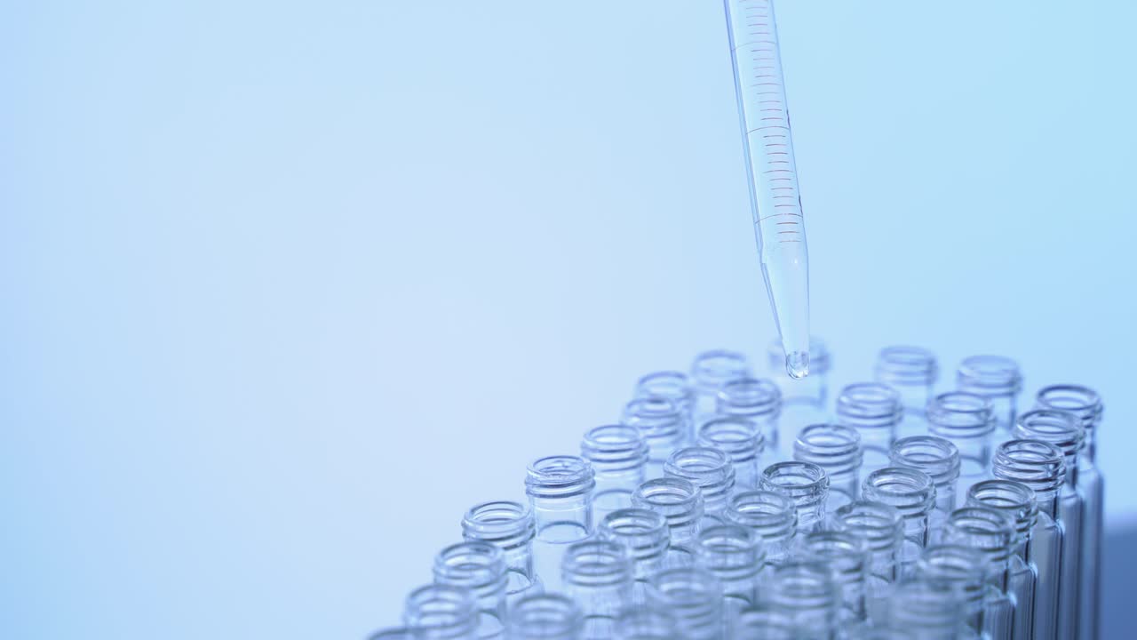 실험실에서, 과학자는 파이을 가지고 실험관에 색의 액체를 흘리며 분석합니다. 개념: 생화학, 제약 의학, 연구