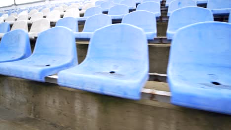 asientos azules en el bucle del estadio deportivo