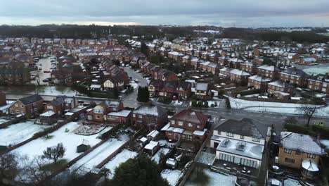 Pueblo-Aéreo-Nevado-Barrio-Residencial-Invierno-Congelado-Noroeste-Casas-Y-Caminos-Carro-Derecho-Descendente