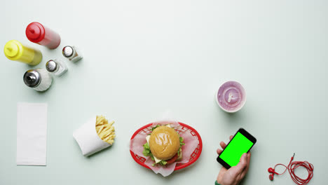 Draufsicht-Mann-Mit-Smartphone-Im-American-Diner-Fast-Food-Restaurant-Hände-Von-Oben---Roter-Epischer-Drache