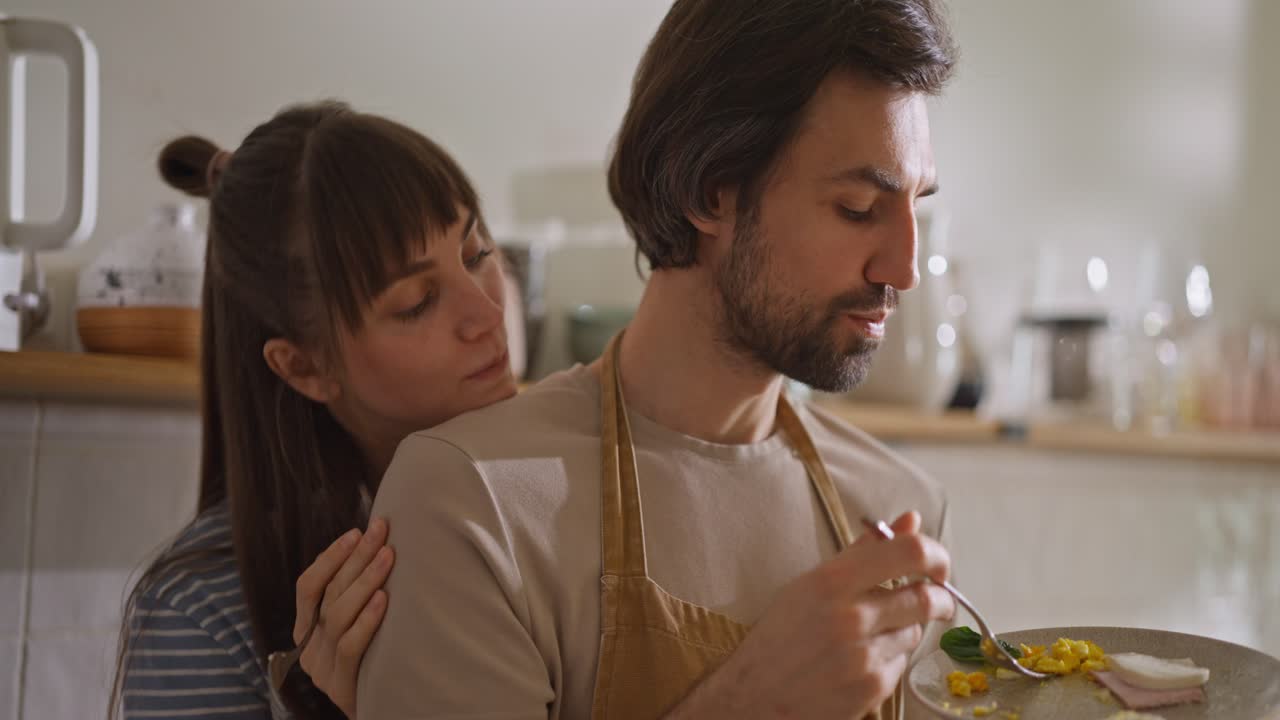 una pareja desayunando en la cocina.