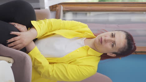 카메라에 부정적으로 보이는 여성의 수직 비디오. 부정적으로 보이는 여성.