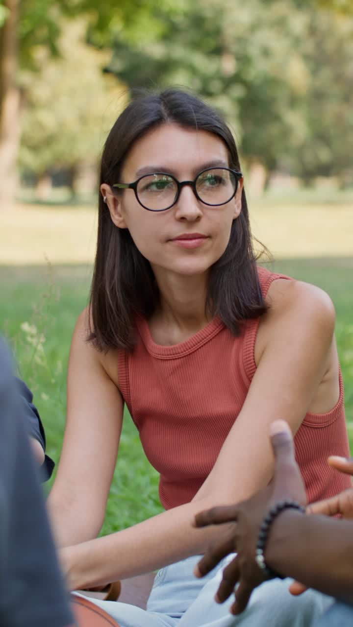 amigos hablando en un parque