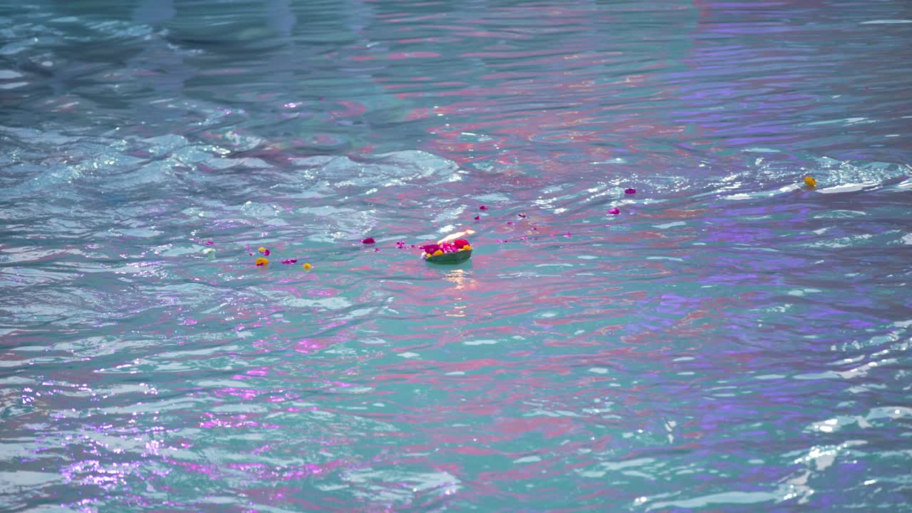 adoración encendiendo diya o vela flotando en el santo río ganges, haridwar, india appleprores 422 60fps cinetone
